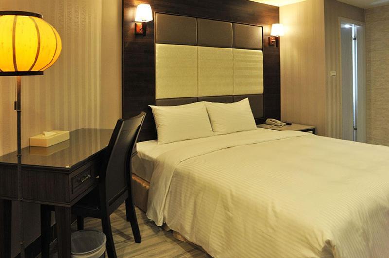 Maple Hotel Second Branch Tainan Exteriör bild