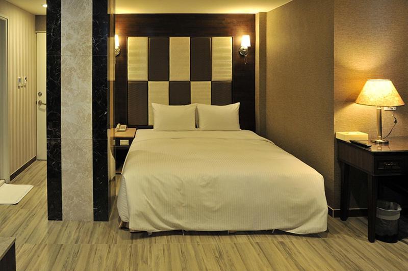 Maple Hotel Second Branch Tainan Exteriör bild
