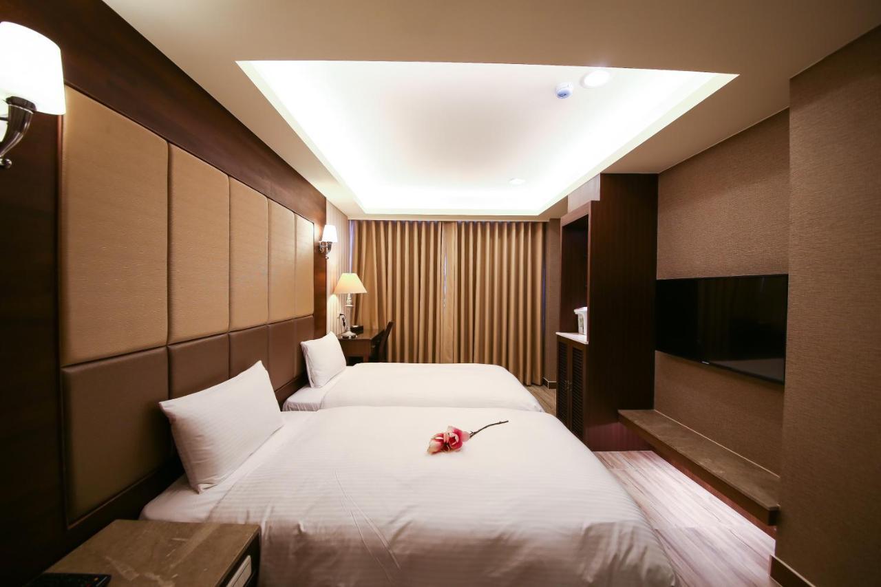 Maple Hotel Second Branch Tainan Exteriör bild
